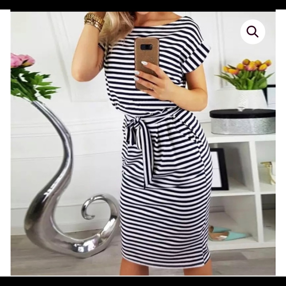 Stripped dress with tie